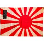 Japanische Kriegsflagge mit Tasche, 1. Hälfte 20. Jhdt.Beidseitig rot bedrucktes Baumwolltuch (