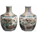 Ein Paar Imari-Vasen, Japan, um 1900Bauchige, sechskantige Vasen aus weißem Porzellan, mit gekehlten