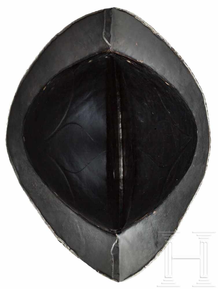 Schwarz-weißer Morion, deutsch, um 1600Zweiteilig gearbeitete Kalotte mit hohem, geschnürltem - Image 3 of 3