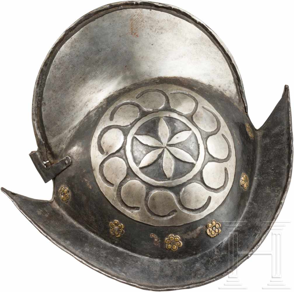 Schwarz-weißer Morion, deutsch, um 1580Zweiteilig gearbeitete Kalotte mit hohem gebördeltem Kamm. An - Image 2 of 4