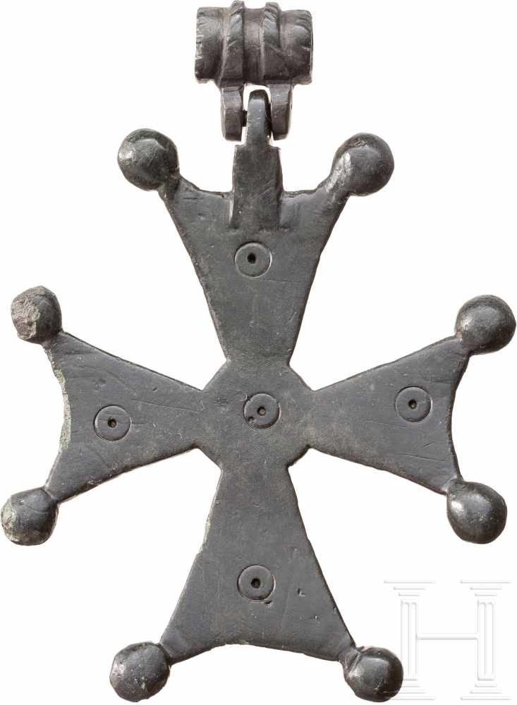 Kreuzanhänger, mittelbyzantinisch, 8. - 10. Jhdt.Bronzekreuz mit Aufhängevorrichtung. Plastisch