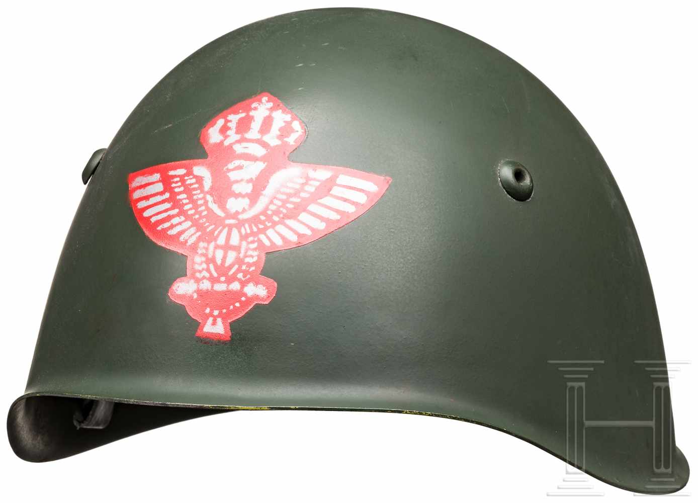 Stahlhelm M 33 für Generäle des HeeresFeldgrau lackierte Glocke mit in Silber und Rot schabloniertem