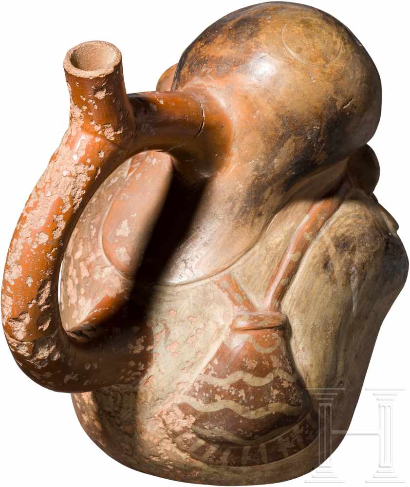 Figurengefäß, Peru, Moche-Kultur, 300 v. Chr. - 700 n. Chr.Hockender Mann mit verschränkten Armen - Image 2 of 2