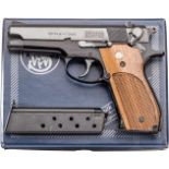 Smith & Wesson, Mod 39-2, im KartonKal. 9mm Para, Nr. A140104, Nummerngleich. Blanker Lauf, dt.