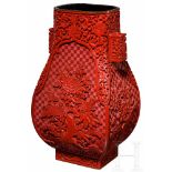 Große Rotlackvase, China, RepublikzeitBauchige Vase aus rotem Lack mit tief geschnittenem Dekor.