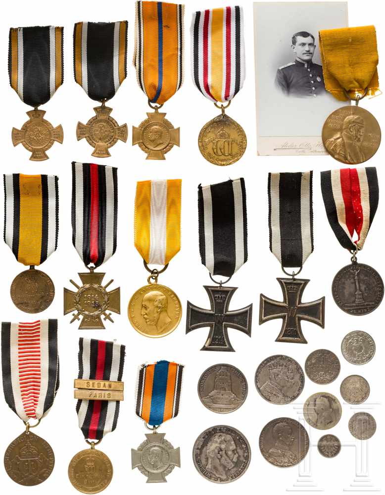 Große Gruppe deutscher Militaria, 19./20. Jhdt.EK 2 1870/71, EK 2 1914, Jubiläumsmedaillle mit