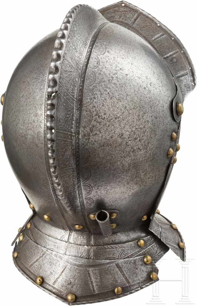 Geätzte Sturmhaube, norddeutsch, um 1560Einteilig geschlagene Kalotte mit hohem, gezacktem Kamm, rs. - Image 3 of 3