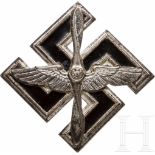 SA-SS-FliegerabzeichenVersilberte Buntmetallausführung, die innere Fläche des Kreuzes mit