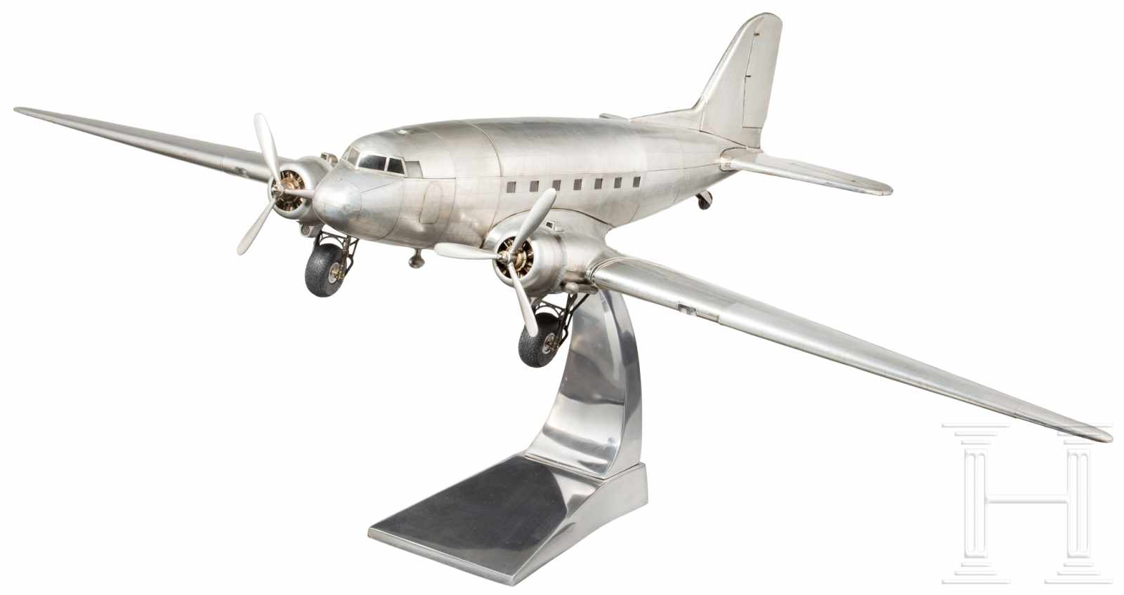 Modell Douglas DC3 (Dakota), 2. Hälfte 20. Jhdt.Hölzernes, mit Metall überzogenes Flugzeugmodell mit