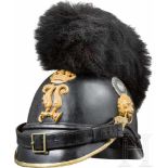 Helm M 1868 für Offiziere der InfanterieSchwarz gelackte Lederglocke mit goldenen Beschlägen und