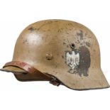 Stahlhelm M 40 des Heeres mit sandfarbener LackierungSandfarben überlackierte Glocke, darunter die