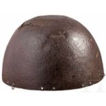 Hirnhaube für Bogenschützen, Mitteleuropa, 15. Jhdt.Einteilig geschlagene Kalotte, auf der Oberseite