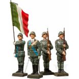 Vier italienische Lineol Soldaten, stillgestanden mit FahnenträgerVier italienische Heeressoldaten