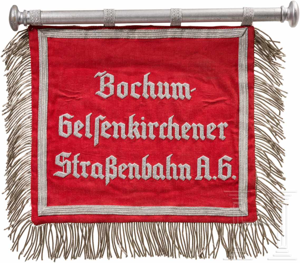 Schellenbaumbehang des Werkschar-Musikzuges 82 der Bochumer DAFFeines, rotes Fahnenleinen mit