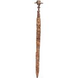 Eisernes Maskengriffschwert, Luristan, 10. Jhdt. v. Chr.42 cm lange, schmale Klinge ohne Mittelgrat.