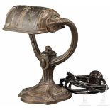 Schreibtischlampe aus Bronze, Berlin, um 1910Schreibtischlampe mit schwenkbarem Schirm. Fuß und