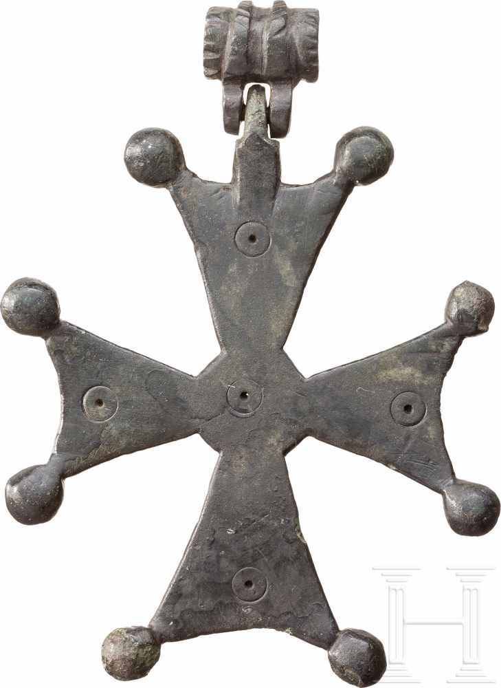 Kreuzanhänger, mittelbyzantinisch, 8. - 10. Jhdt.Bronzekreuz mit Aufhängevorrichtung. Plastisch - Image 2 of 2