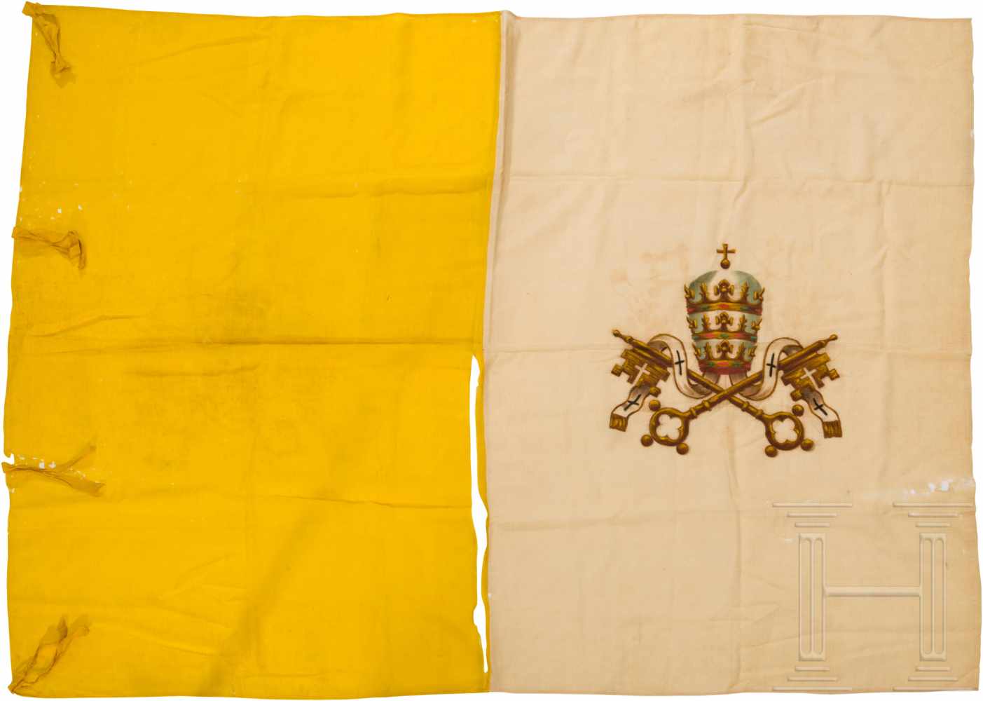 Vatikanische Flagge, um 1900Gelb gefärbtes und naturfarbenes Leinengewebe mit farbig aufgemalten