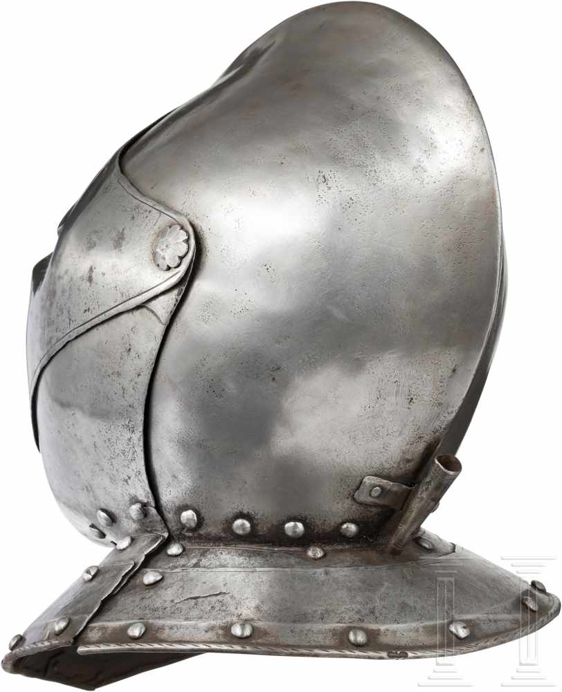 Geschlossener Helm, norddeutsch, um 1550/60Einteilig geschlagene, kräftig gegratete Kalotte mit - Image 3 of 4