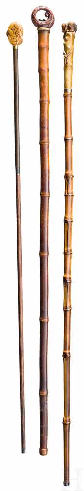 Drei Gehstöcke, 19. Jhdt.Drei Stöcke mit fein beschnitzten, japanischen Elfenbein- bzw. - Image 2 of 4