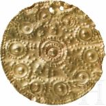 Goldblechscheibe mit Punkt-Buckelzier, Urnenfelderzeit, 12. - 9. Jhdt. v. Chr.Leicht gewellt mit
