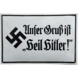 Emaille-Schild "Unser Gruß ist Heil Hitler!"Weiß emaillierter, konvexer Eisenschild mit