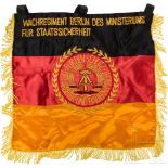 Fanfarentuch des Wachregiments Berlin des Ministeriums für StaatssicherheitBeidseitig schwarz-rot-