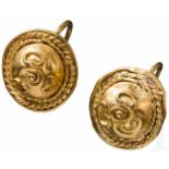 Ein Paar goldene Ohrringe, römisch, 3. Jhdt.Blechscheibe mit getriebener Halbkugel in der Mitte. Auf