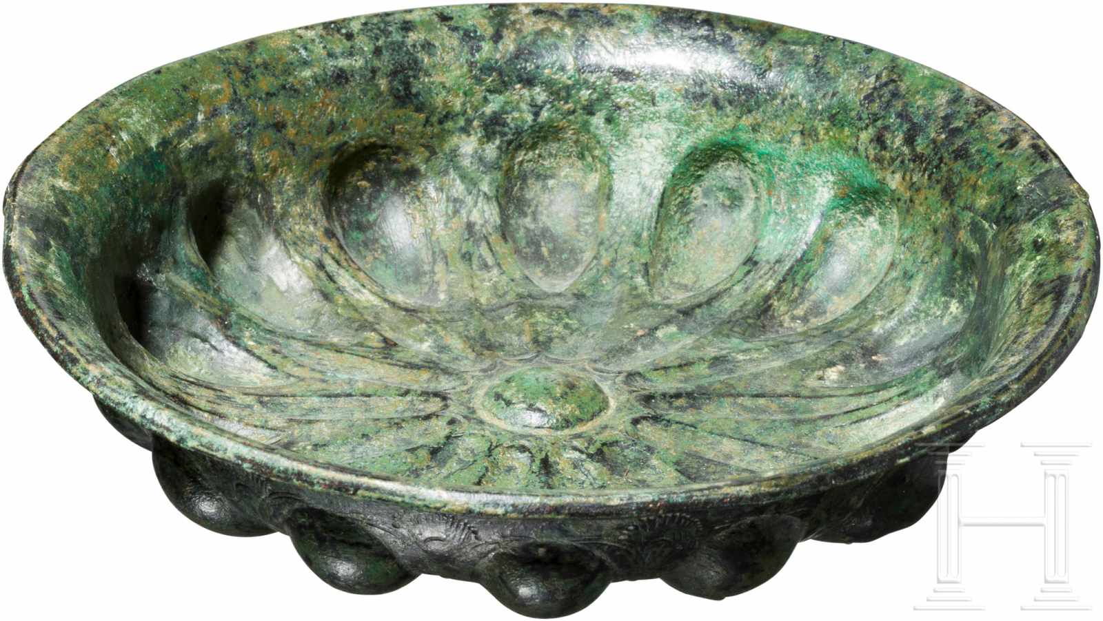 Bronzepatera, achämenidisch, 5. - 4. Jhdt. v. Chr.Flache Omphalos-Schale aus getriebener Bronze - Image 2 of 2