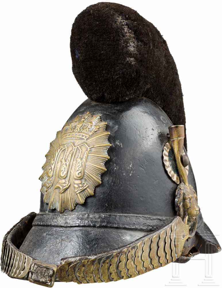 Raupenhelm M 1845/48 für MannschaftenSchwarz gelackte Lederglocke mit goldenen Beschlägen (teils