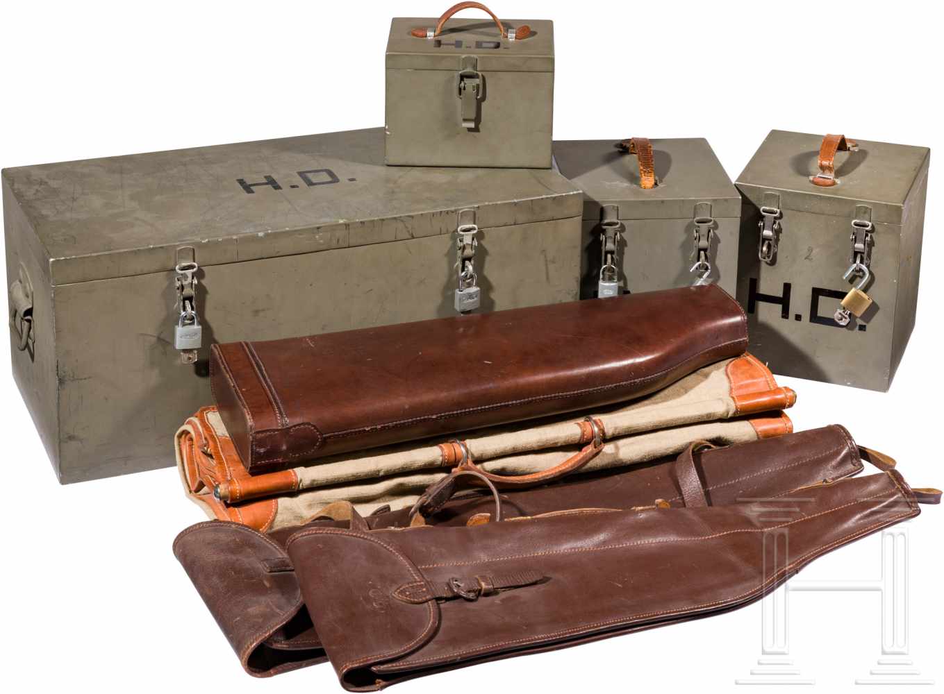 Vier eiserne Munitionskisten, drei Gewehrfutterale und eine Segeltasche, 20. Jhdt.Unterschiedlich
