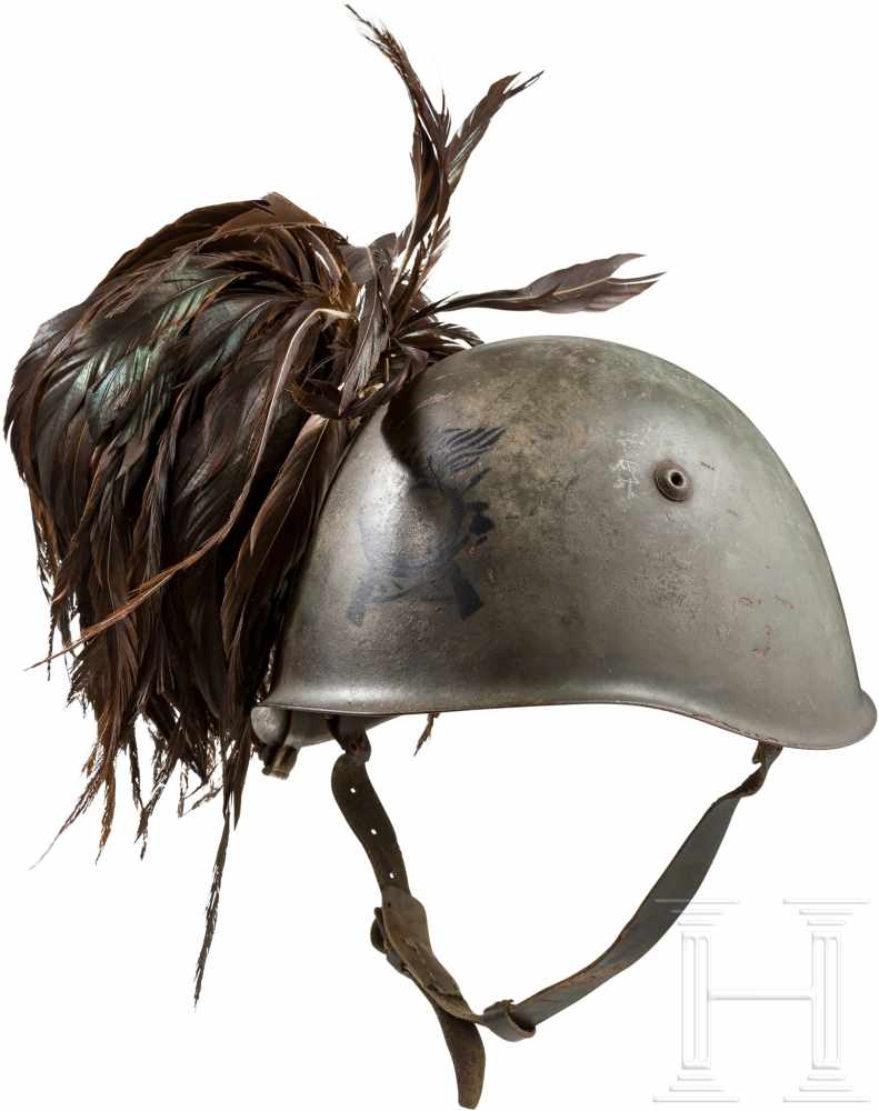 Stahlhelm M 33 für BersaglieriFeldgrau lackierte Stahlglocke (berieben), zwei seitliche