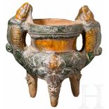 Keramik-Opfergefäß, China, späte Ming-Dynastie, 16. Jhdt.Aus rötlichem Ton gebranntes Gefäß auf drei