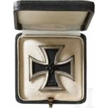 Eisernes Kreuz 1. Klasse, 1939, im EtuiGeschwärzter Eisenkern in versilberter Zarge, bauchige
