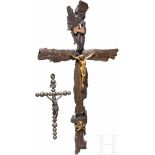 Zwei Kruzifixe - GrabenkunstDas größere Kreuz aus Granatsplittern, das kleinere aus Kugeln