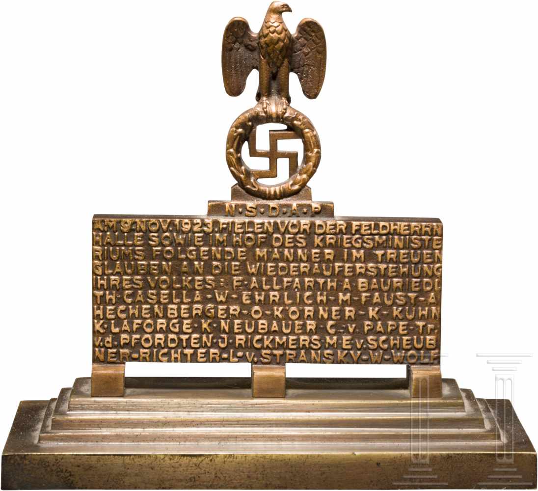 Tischdekoration in Form des Ehrenmales an der FeldherrnhalleKleine Bronzetafel mit vs. den Namen der