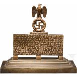 Tischdekoration in Form des Ehrenmales an der FeldherrnhalleKleine Bronzetafel mit vs. den Namen der