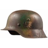 Stahlhelm M 42 mit TarnanstrichGlocke mit mitgeprägten Belüftungsöffnungen, stark flugrostig bzw.