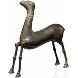 Bronzefigur in Form eines Hirsches, Persien, 13. - 15. Jhdt.Zweiteilig gegossene Bronzefigur in Form