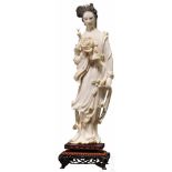 Elfenbeinfigur der Guanyin, China, um 1900Vollplastisch geschnitzte Figur aus Elfenbein, in den