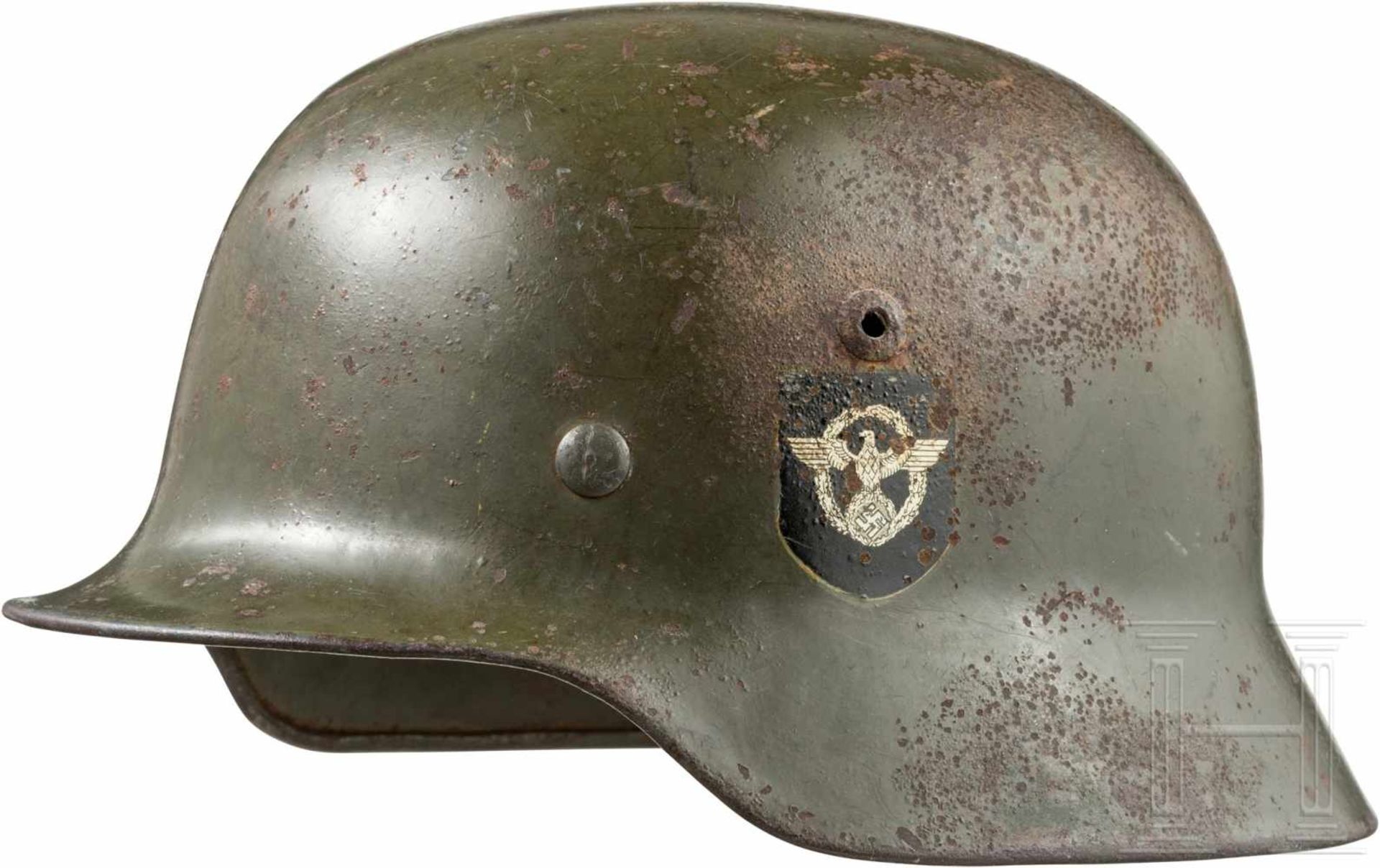 Stahlhelm M 35 der Polizei mit beiden AbzeichenGlocke mit feldgrauer Originallackierung (sichtlich