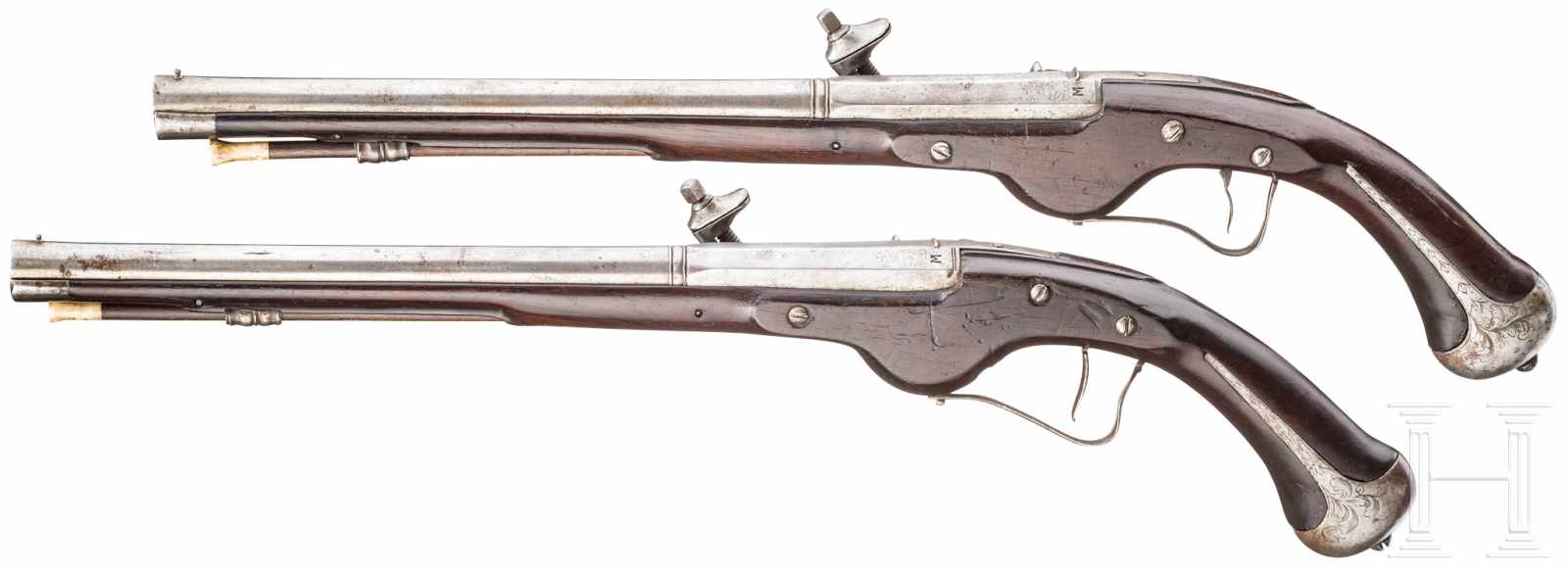 Ein Paar Offiziers-Radschlosspistolen, Suhl, um 1650Achtkantige, nach geschnittenen Balustern - Image 2 of 6