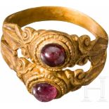 Goldener Doppelring mit Granatcabochons, römisch, 3. Jhdt.Doppelring, aus einer Schiene