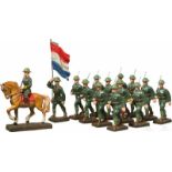 14 holländische Lineol Soldaten im Marsch mit Fahnenträger und Offizier zu Pferd14 holländische