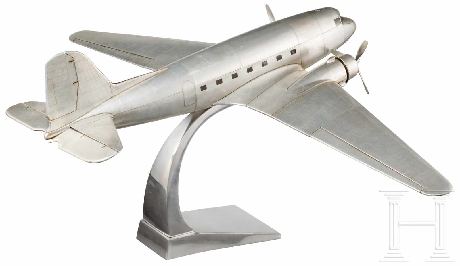 Modell Douglas DC3 (Dakota), 2. Hälfte 20. Jhdt.Hölzernes, mit Metall überzogenes Flugzeugmodell mit - Image 2 of 2