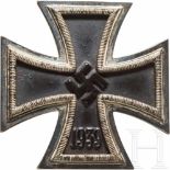 Eisernes Kreuz 1939, 1. KlasseLeicht konvex, geschwärzter Eisenkern, die versilberte Zarge mit