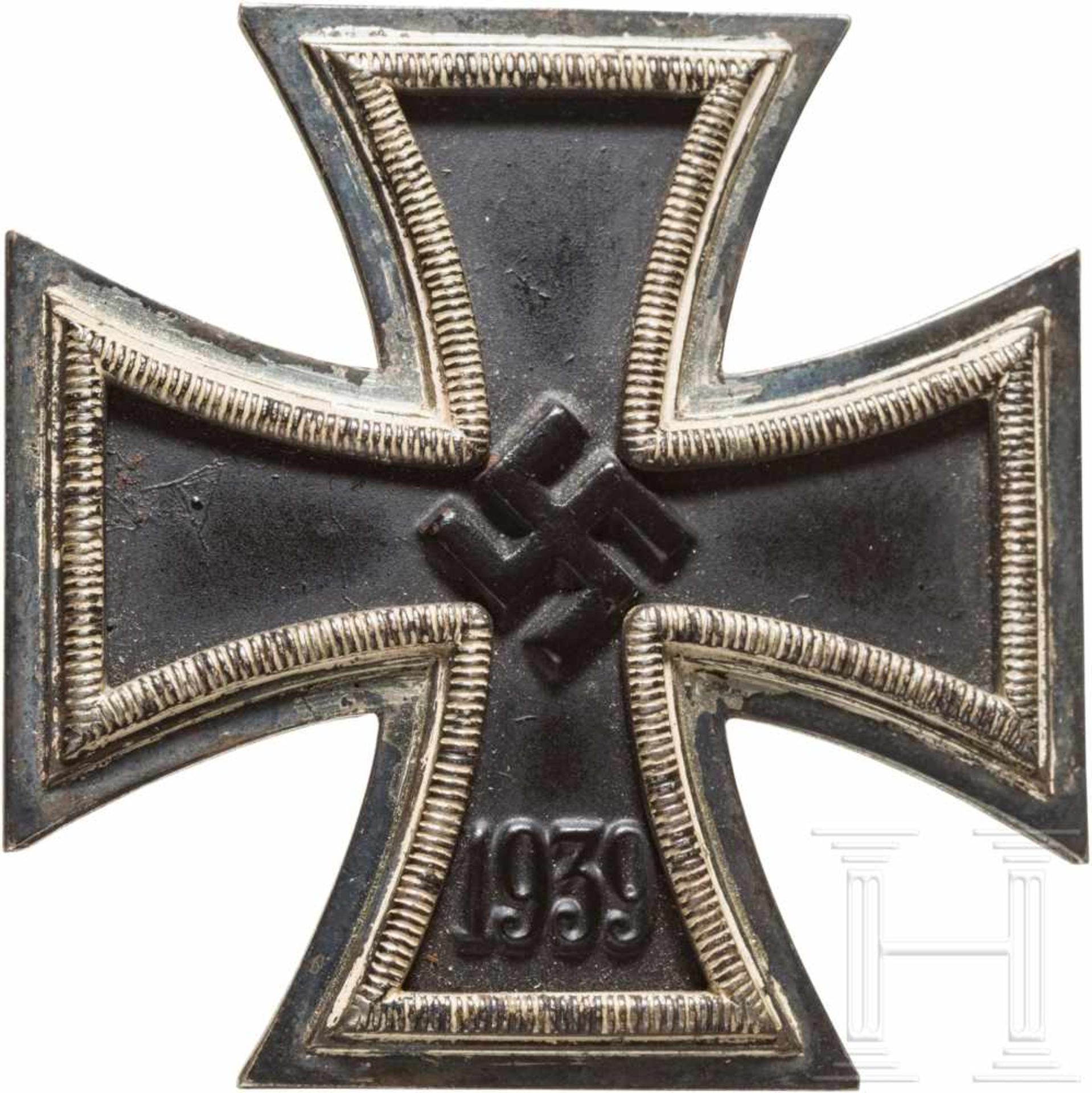 Eisernes Kreuz 1939, 1. KlasseLeicht konvex, geschwärzter Eisenkern, die versilberte Zarge mit