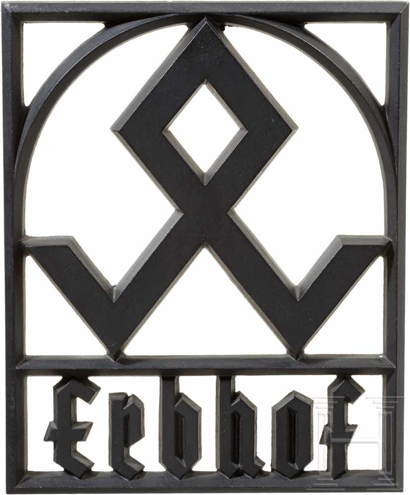 Erbhof-ErkennungszeichenDurchbrochen ausgeführte Eisengusstafel mit Odalrune und gotischer