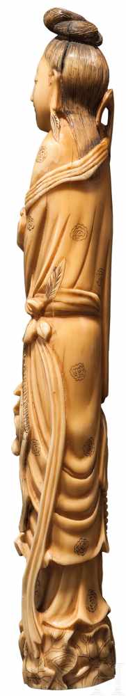 Elfenbein-Guanyin, China, 19. Jhdt.Vollplastisch geschnitzte Figur aus der massiven Spitze eines - Image 3 of 4