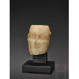 Männerkopf, sabäisch, 1. Jhdt. v. Chr.Stilisierter Männerkopf aus Alabaster mit mandelförmigen
